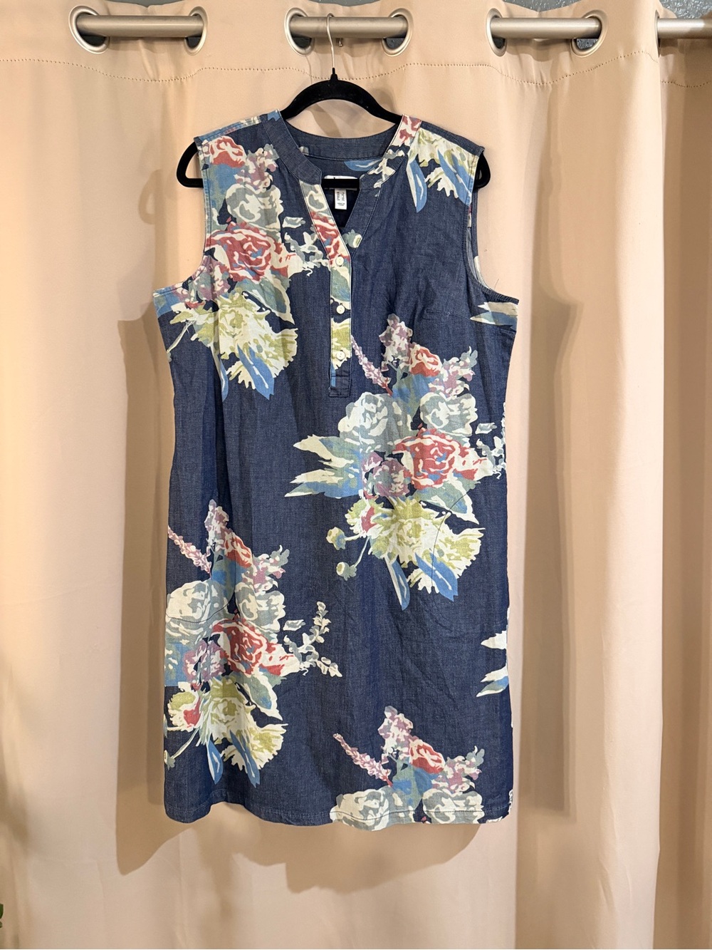 D & Co. Sleeveless Floral Shift Dress in Navy with pockets